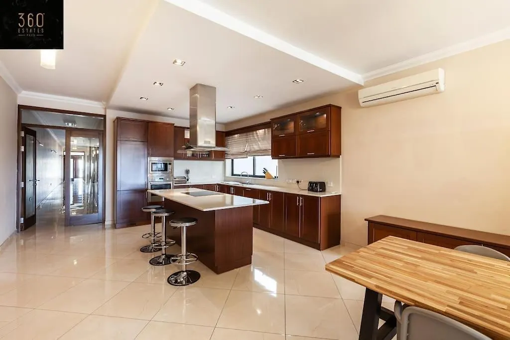 Luxury Apt With Hot Tub & Bbq With Valletta Views By 360 Estates Sliema 0*,  Malta